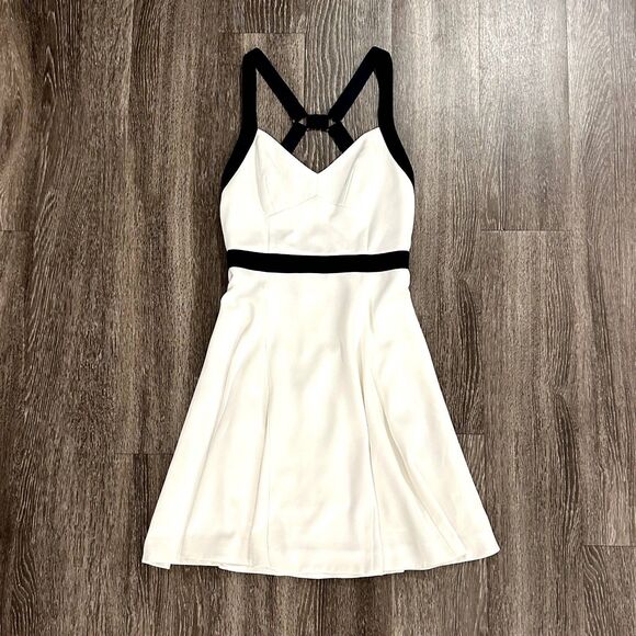 EUC Trina Turk Lilette Dress Size 4 White Fit & Flare Navy Trim Open Back - Picture 9 of 12